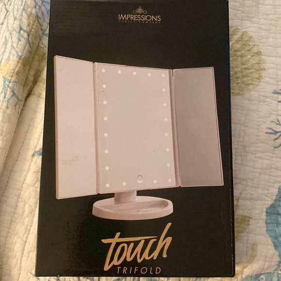 NWT Impressions Touch XL Trifold Vanity - Picture 5 of 9